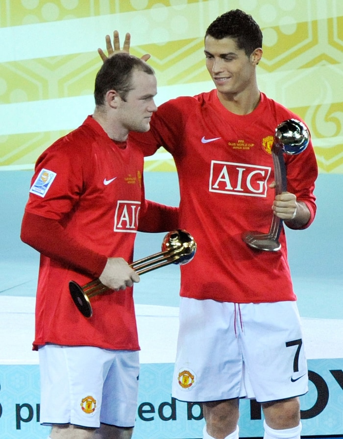 Dezember 2008: Wayne Rooney (li.) und Cristiano Ronaldo haben soeben mit Manchester Unite die ...