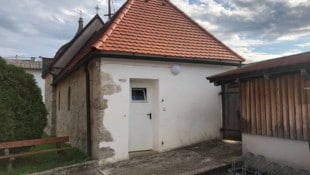 Die einzige öffentliche Toilette der Gemeinde Pfarrkirchen am Friedhof ist auch kein Hingucker ...