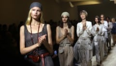 Die Models zollten dem als „König Giorgio“ bekannten Designer mit langem Applaus Tribut.