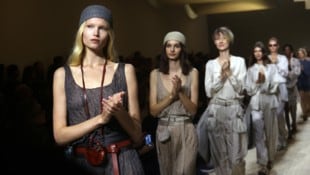 Die Models zollten dem als „König Giorgio“ bekannten Designer mit langem Applaus Tribut.