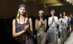 Die Models zollten dem als „König Giorgio“ bekannten Designer mit langem Applaus Tribut.