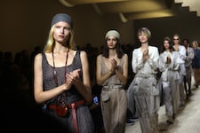 Die Models zollten dem als „König Giorgio“ bekannten Designer mit langem Applaus Tribut.