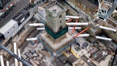 Neben den Stelzen wird der Kirchturm auch durch eine Stahlröhrenkonstruktion stabilisiert.