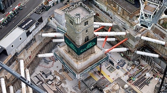 Neben den Stelzen wird der Kirchturm auch durch eine Stahlröhrenkonstruktion stabilisiert.