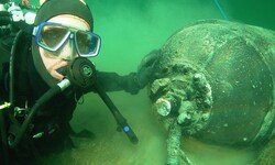 Ein Taucher mit einer Ankertaumine, die während des Krieges vor allem in der Nord- und Ostsee ...