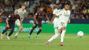 Erhalten Kylian Mbappe (re.) und Co. beim Elfmeter schon bald keine „zweite Chance“ mehr?