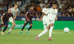 Erhalten Kylian Mbappe (re.) und Co. beim Elfmeter schon bald keine „zweite Chance“ mehr?