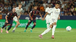 Erhalten Kylian Mbappe (re.) und Co. beim Elfmeter schon bald keine „zweite Chance“ mehr?