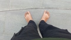 Barfuß hatte der 35-Jährige am Donnerstag randaliert und bei Gästen für Aufregung gesorgt ...