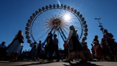 Es ist schon der zweite dramatische Vorfall, der die ausgelassene Stimmung auf der Münchner ...