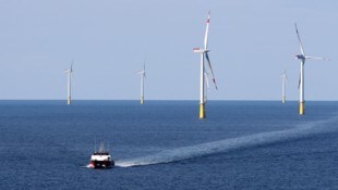 Ein Schiff westlich der Insel Sylt (Schleswig-Holstein) im Offshore Windpark „DanTysk“. ...