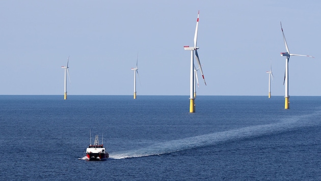 Ein Schiff westlich der Insel Sylt (Schleswig-Holstein) im Offshore Windpark „DanTysk“. ...