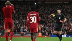 Nachdem er sich beim Jubel das Trikot ausgezogen hatte, wurde Hugo Ekitike mit Gelb-Rot vom ...