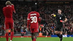 Nachdem er sich beim Jubel das Trikot ausgezogen hatte, wurde Hugo Ekitike mit Gelb-Rot vom ...