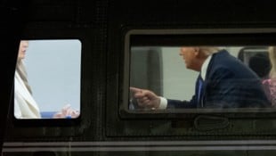 Das Filmmaterial zeigt den US-Präsidenten, wie er mit dem Finger auf die First Lady zeigt, ...