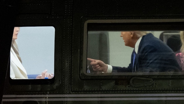 Das Filmmaterial zeigt den US-Präsidenten, wie er mit dem Finger auf die First Lady zeigt, ...