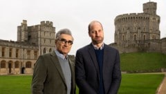 Eugene Levy mit Prinz William im Windsor Castle für die dritte Staffel der AppleTV-Serie „Urlaub ...