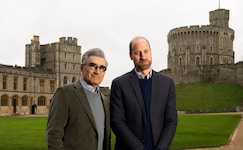 Eugene Levy mit Prinz William im Windsor Castle für die dritte Staffel der AppleTV-Serie „Urlaub ...
