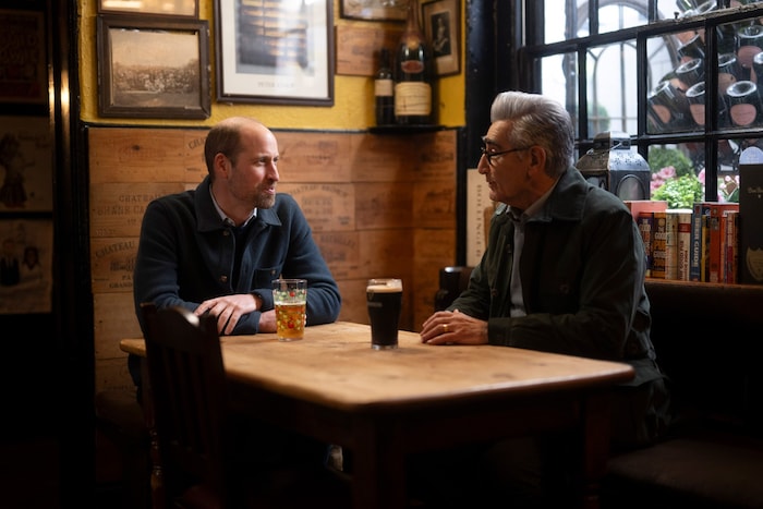 Eugene Levy mit Prinz William im Pub