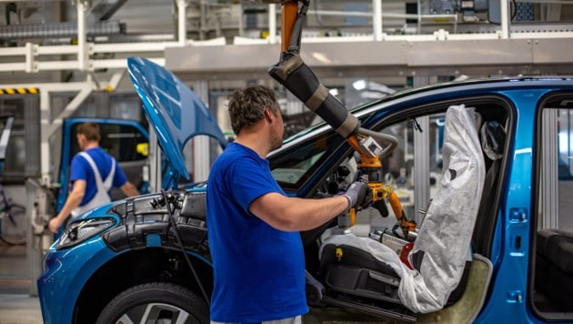 In Zwickau und anderen Werken legt VW Zwangspausen ein, während Verbrenner-Bänder heißlaufen.