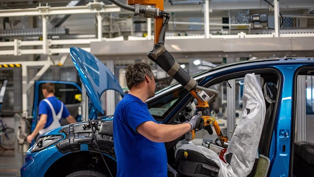 In Zwickau und anderen Werken legt VW Zwangspausen ein, während Verbrenner-Bänder heißlaufen.