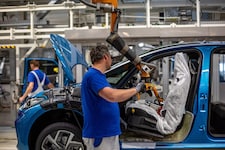 In Zwickau und anderen Werken legt VW Zwangspausen ein, während Verbrenner-Bänder heißlaufen.