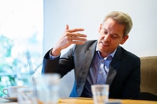 Der „ZiB 2“-Anchor beim „Krone“-Interview in der Waldemar Tagesbar