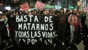 Nach Bekanntwerden der Morde kam es im Wohnort der Frauen zu einer spontanen Demonstration.