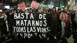 Nach Bekanntwerden der Morde kam es im Wohnort der Frauen zu einer spontanen Demonstration.