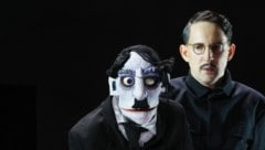 Nikolaus Habjan mit Neville Tranters hypnotischer „Führer“-Puppe.