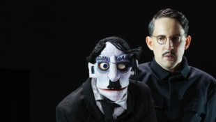 Nikolaus Habjan mit Neville Tranters hypnotischer „Führer“-Puppe.