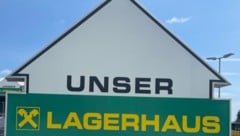Drei Lagerhäuser schließen.