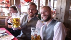 Konrad Laimer (re.) versteht sich bestens mit Harry Kane.