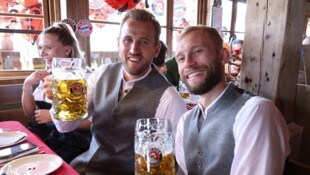 Konrad Laimer (re.) versteht sich bestens mit Harry Kane.