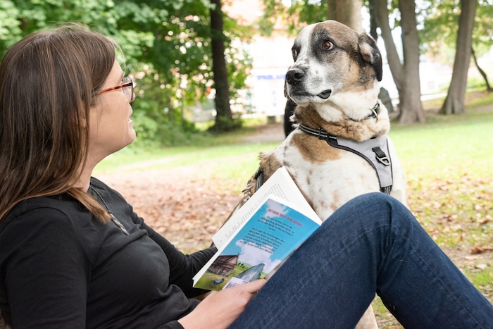 Auch Hund Jam geht mit auf Reisen, und hat auch bereits eine Rolle in einem von Imas Krimis.