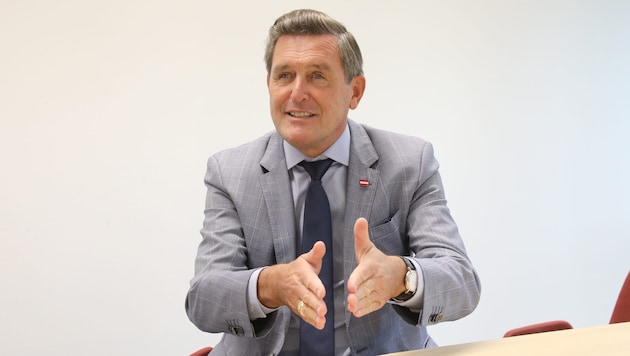 Bundesminister Peter Hanke zieht im „Krone“-Interview Bilanz über das erste Regierungsjahr.