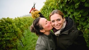 Irene Wurm (li.) und Schwester Barbara Wallisch im Weingarten. Aus einem Hobby wurde für die ...