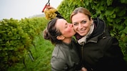 Irene Wurm (li.) und Schwester Barbara Wallisch im Weingarten. Aus einem Hobby wurde für die ...