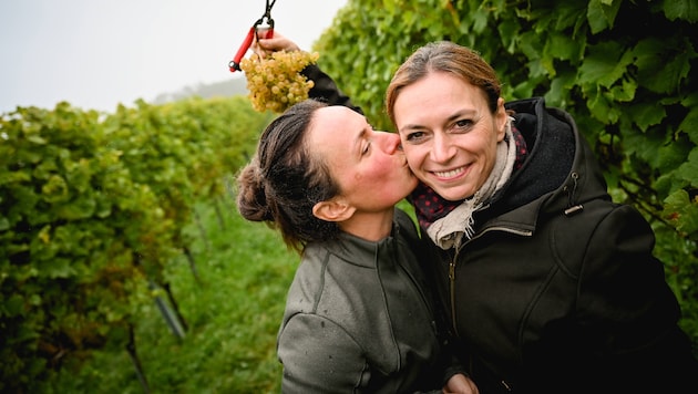 Irene Wurm (li.) und Schwester Barbara Wallisch im Weingarten. Aus einem Hobby wurde für die ...