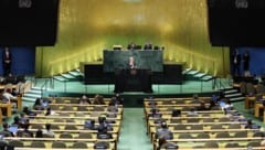 Netanyahu spricht vor fast leeren Rängen.