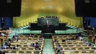 Netanyahu spricht vor fast leeren Rängen.
