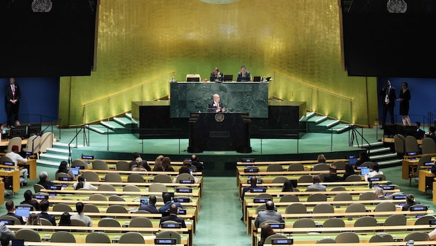 Netanyahu spricht vor fast leeren Rängen.