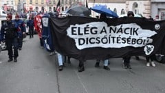 Transparent mit der Aufschrift „Schluss mit der Verherrlichung der Nazis“: Linker Gegenprotest ...