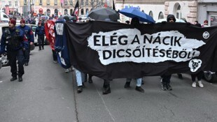 Transparent mit der Aufschrift „Schluss mit der Verherrlichung der Nazis“: Linker Gegenprotest ...