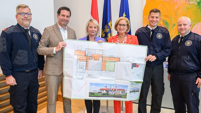 Landeshauptfrau Mikl-Leitner mit Gemeindevertretern und Kameraden der FF Laxenburg und dem ...