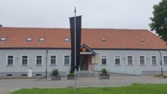 In Sitzendorf weht die schwarze Fahne. Trauer-Experten sind sowohl für die Familie als auch im ...
