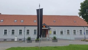 In Sitzendorf weht die schwarze Fahne. Trauer-Experten sind sowohl für die Familie als auch im ...