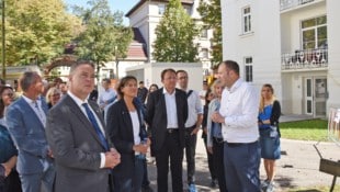 Babler, Angelo und Stadler beim Besuch der Eisenbahnerhöfe in St. Pölten.