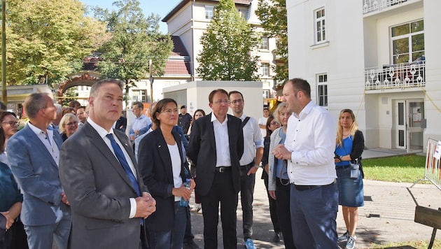 Babler, Angelo und Stadler beim Besuch der Eisenbahnerhöfe in St. Pölten.