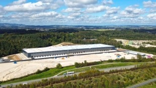 Das Betriebsbaugebiet in Ohlsdorf soll um den Grünstreifen zwischen Autobahn und Schotterfläche ...